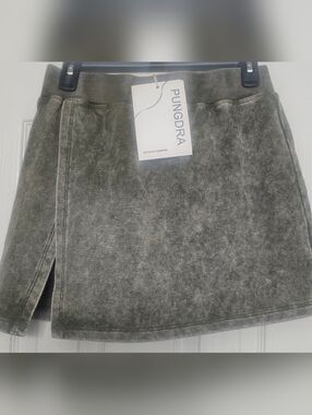 NWT..Pungdra branded gray/olive washed skort features a high-waisted design Med